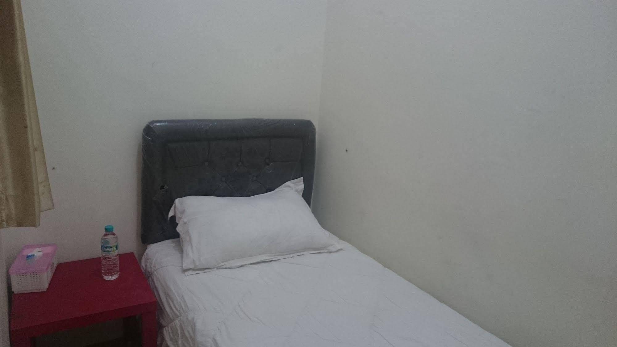 Capsule Homestay Сурабая Экстерьер фото