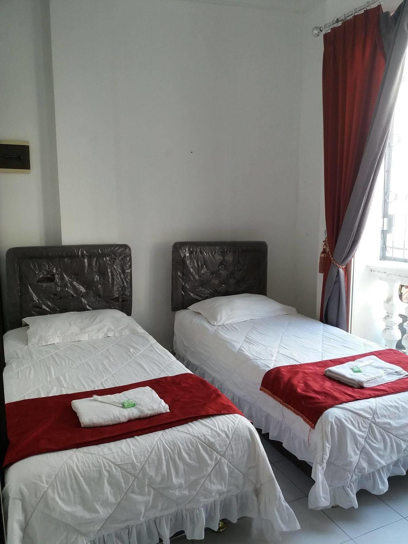 Capsule Homestay Сурабая Экстерьер фото