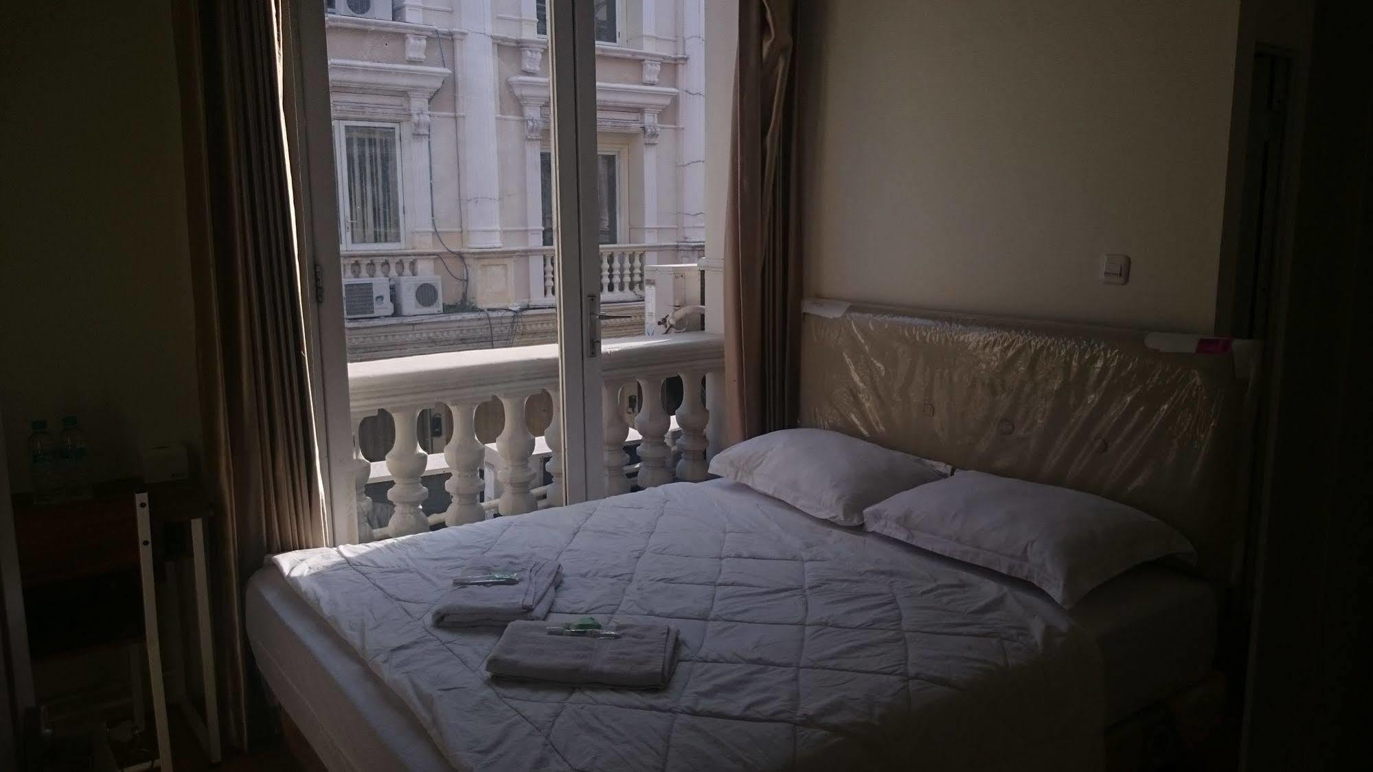 Capsule Homestay Сурабая Экстерьер фото