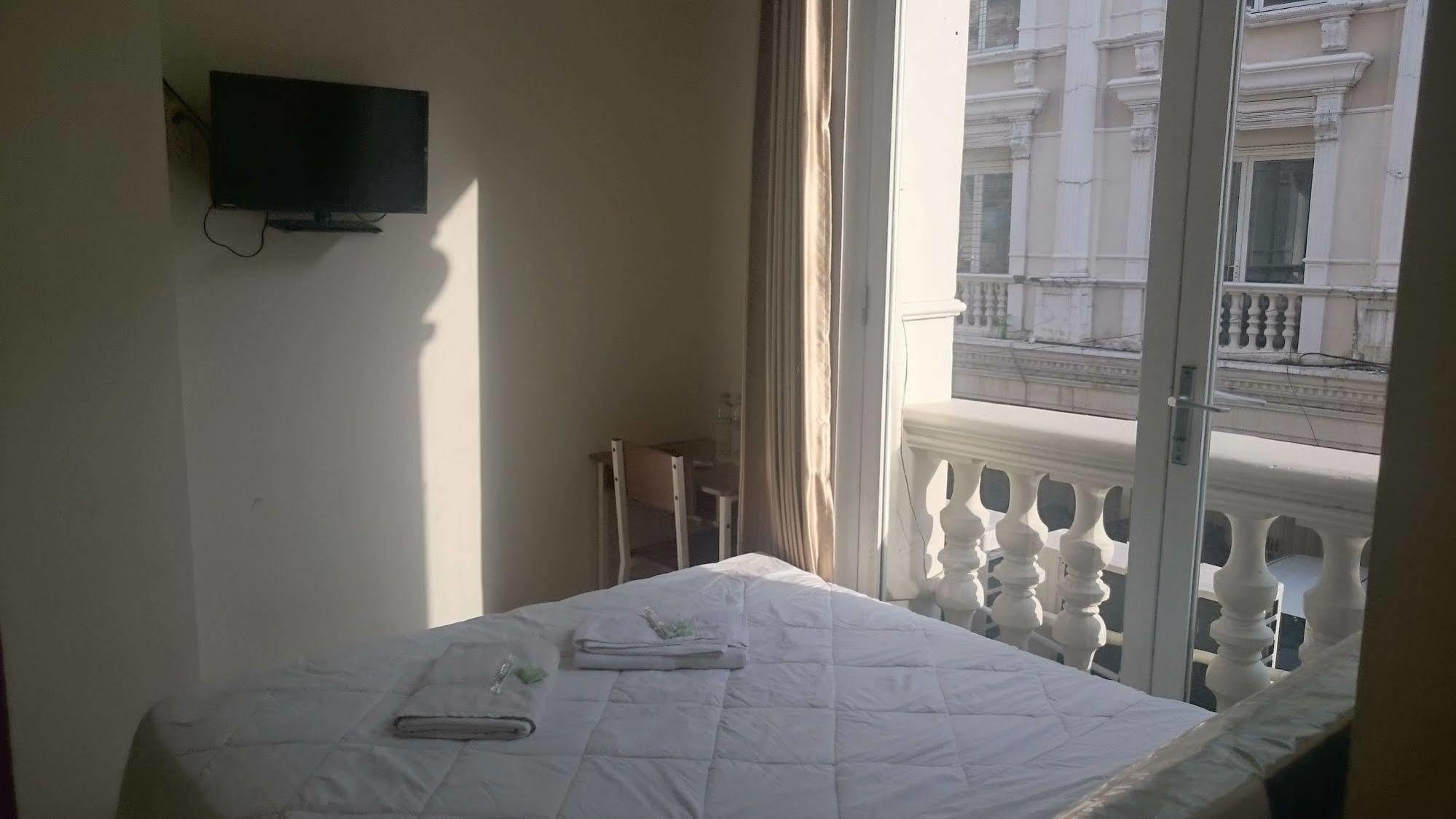 Capsule Homestay Сурабая Экстерьер фото