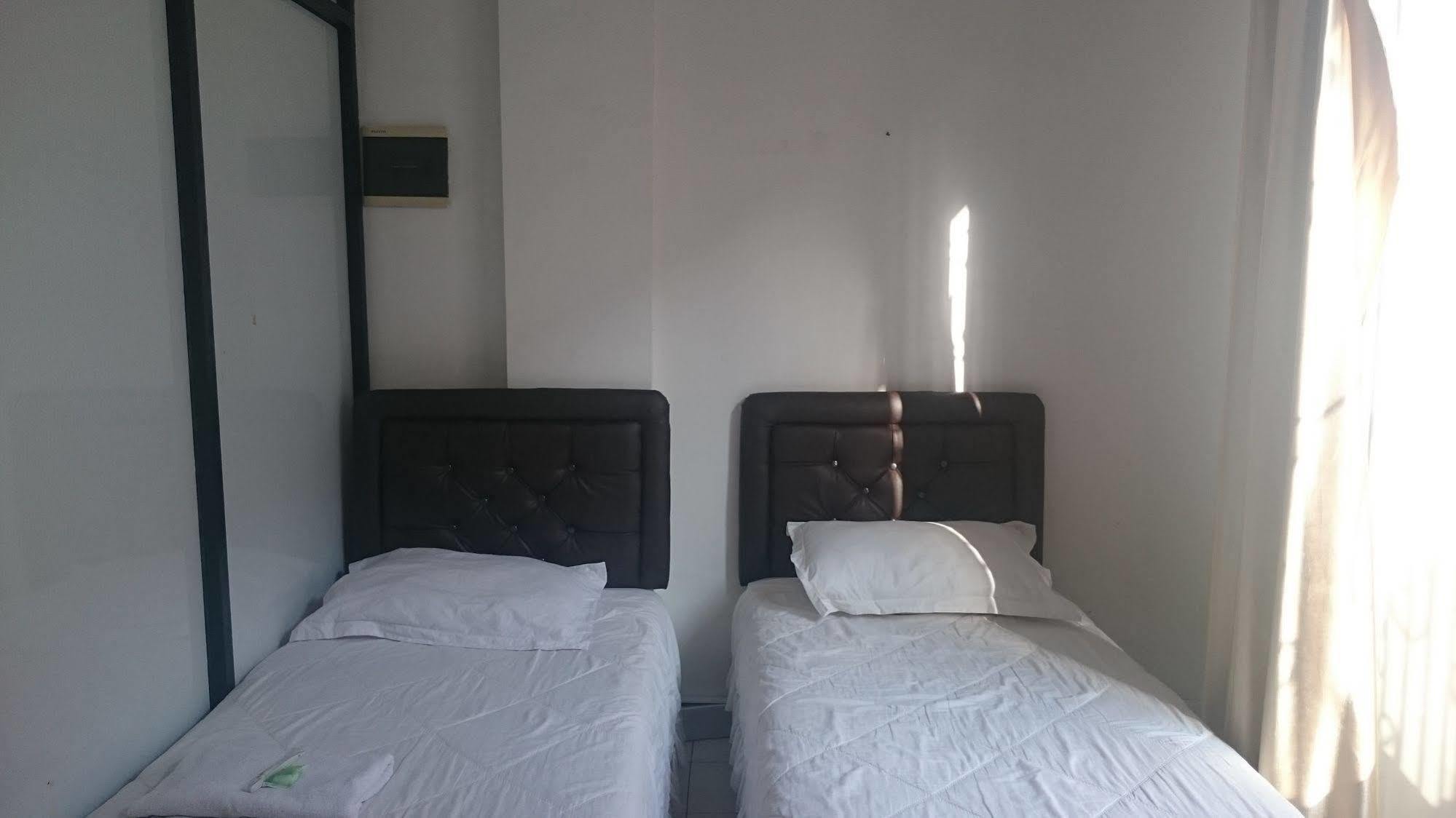 Capsule Homestay Сурабая Экстерьер фото