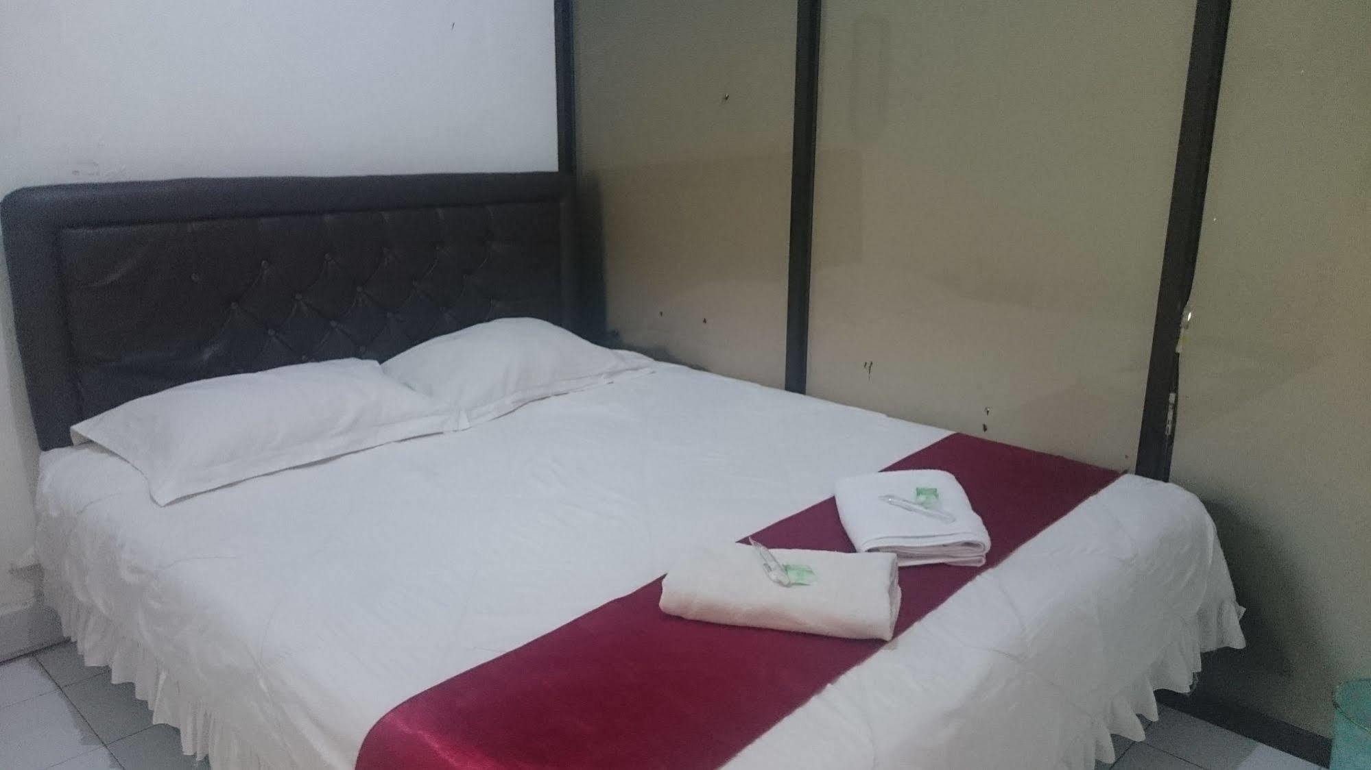 Capsule Homestay Сурабая Экстерьер фото