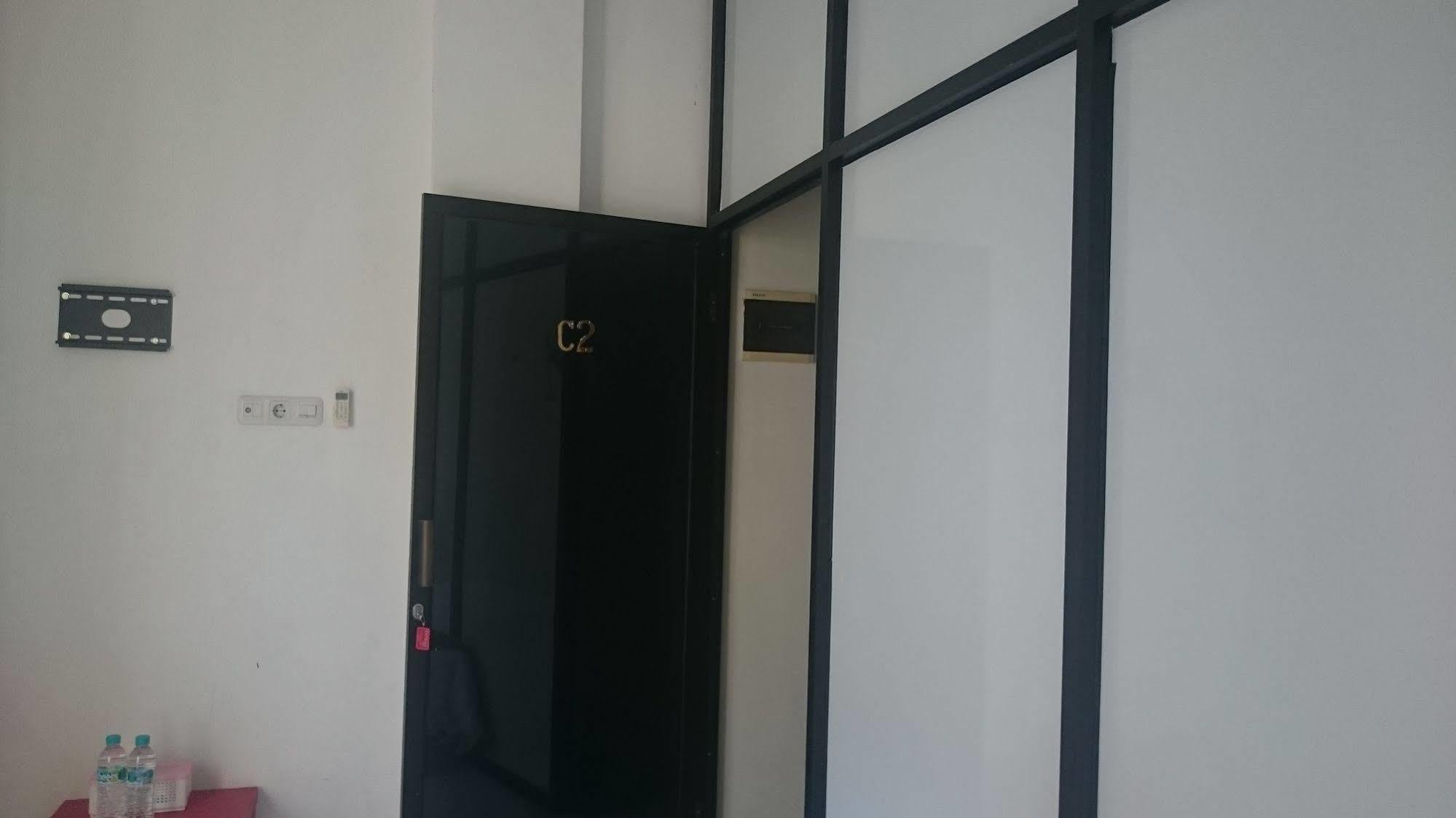 Capsule Homestay Сурабая Экстерьер фото